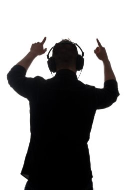 Beyaz arka plan müzik dinlerken kulak telefonları ile adam silouette