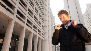 arka bina ile zarif delikanlı portre