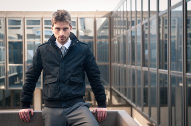 arka bina ile zarif delikanlı portre