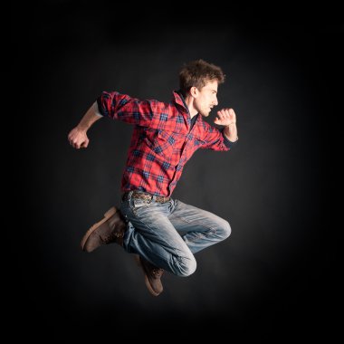 genç adam siyah arka plan üzerinde atlama