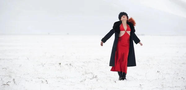 Retrato de mujer hermosa con nieve en el paisaje de invierno —  Fotos de Stock