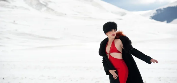 Portrait de belle femme avec neige dans le paysage hivernal — Photo