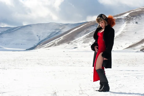 Πορτρέτο του όμορφη γυναίκα με χιόνι στο χειμερινό τοπίο — Φωτογραφία Αρχείου