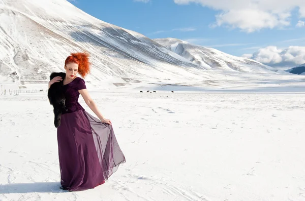 Портрет красивой красной женщины, танцующей в снегу зимой — стоковое фото