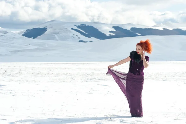 Πορτρέτο του όμορφη γυναίκα κόκκινο που χορεύουν στο χιόνι το χειμώνα ένα — Φωτογραφία Αρχείου