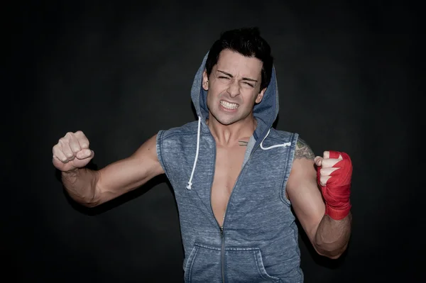 Retrato de pugilista jovem no fundo escuro — Fotografia de Stock