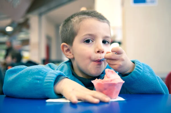 Kleines Kind isst Eis — Stockfoto