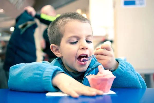 Pequeño niño comiendo helado — Foto de Stock