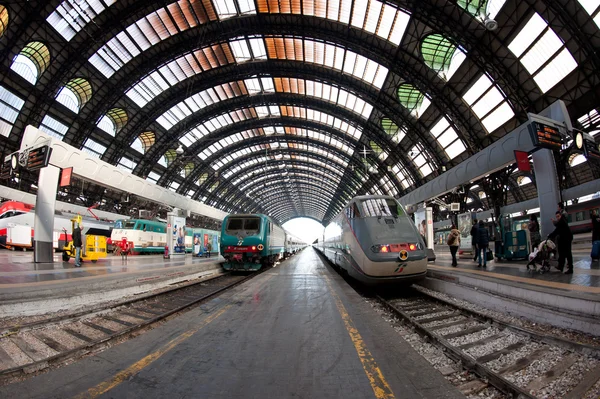 MILANO, ITALIA - 28 DE FEB: Estación central de tren el 28 de febrero de 2012 en Milano, Italia. En la estación hay unos 600 trenes diarios —  Fotos de Stock