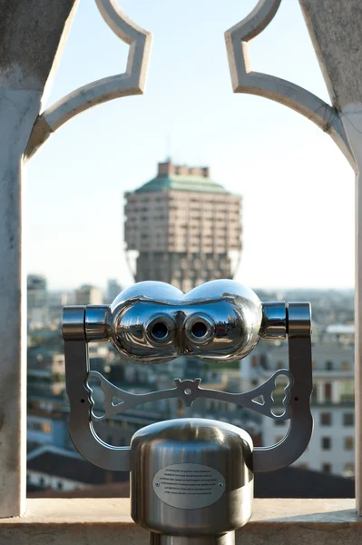 Vista de la Torre Velasca desde binocular en el techo de la Cúpula. Milán, Italia — Foto de Stock