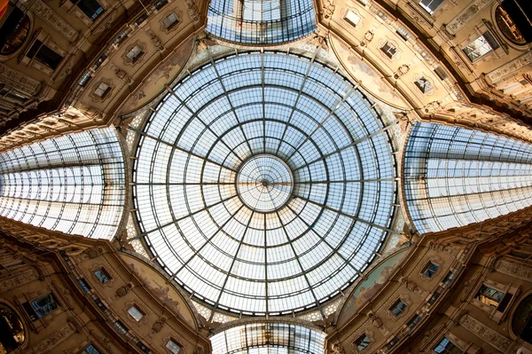 Galleria vittorio emanuele II Galerisi alışveriş bir cam kubbe. Milano, İtalya — Stok fotoğraf