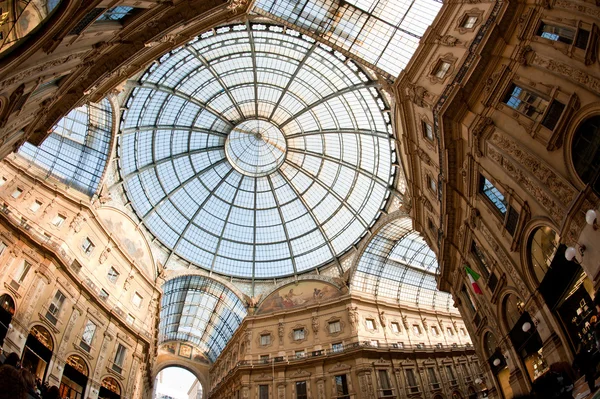 Glass dome of Galleria Vittorio Emanuele II shopping gallery. Milan, Italy — Stock Photo, Image