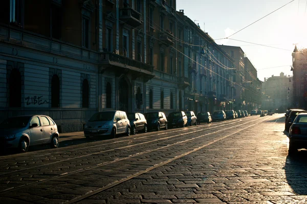 Calle con rieles de carnero al sol. Milán, Italia — Foto de Stock