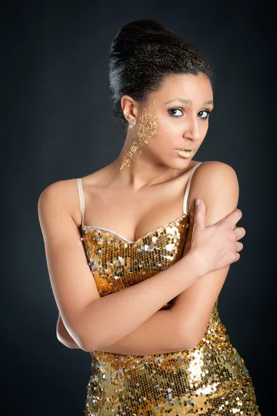 Hermosa mujer con maquillaje dorado y vestido sobre fondo oscuro —  Fotos de Stock