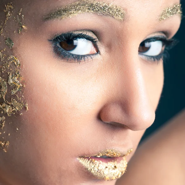 Bliska portret pięknej dziewczyny z złoty makijaż i warg — Zdjęcie stockowe