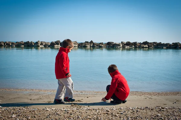 Dos hermanos jugando en la playa en un día soleado —  Fotos de Stock