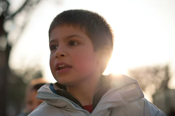 Retrato de niño de luz de fondo — Stok fotoğraf