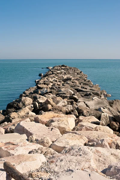 Stenar piren på Adriatiska havet — Stockfoto