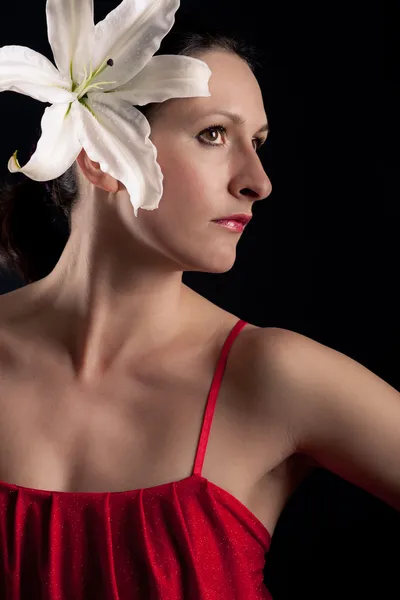 Close-up van portret van mooi meisje met lilium witte bloem — Stockfoto