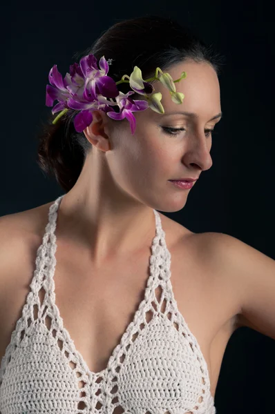 Primer plano retrato de hermosa chica con flor rosa orquídea —  Fotos de Stock