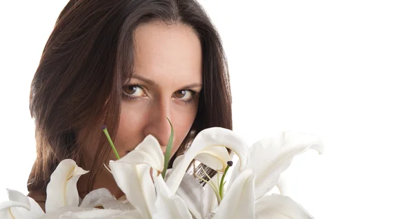 Portret van mooie vrouw ruiken een boeket bloemen tegen witte achtergrond — Stockfoto