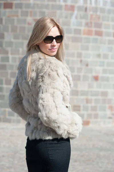 Giovane donna d'affari attraente con pelliccia — Foto Stock