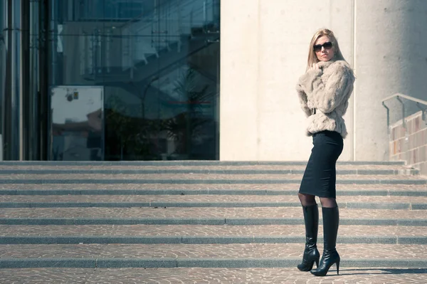 Unga attraktiva affärskvinna med päls framför moderna verksam — Stockfoto