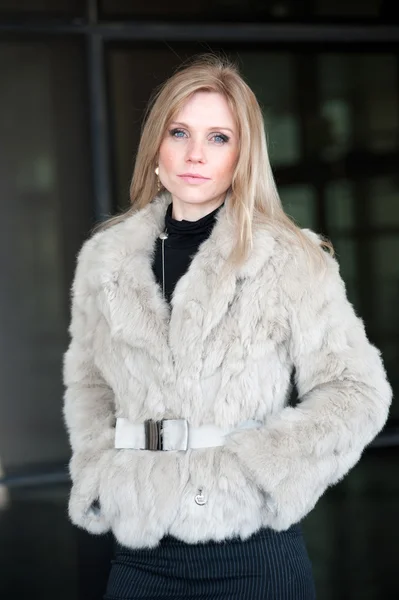 Portrait de jeune femme séduisante avec fourrure sur fond sombre — Photo