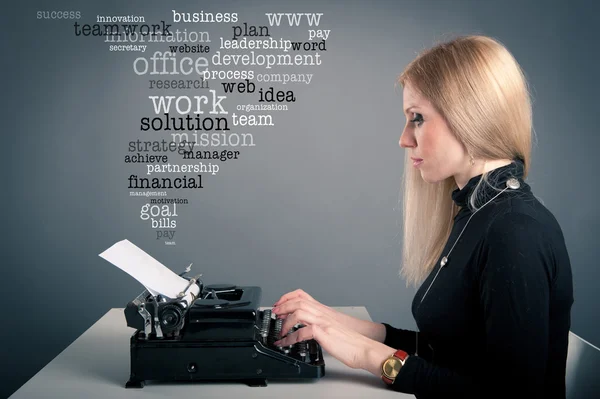 Jovem secretária atraente escrevendo com uma velha máquina de escrever. Conceitual — Fotografia de Stock