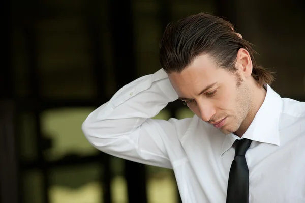 Joven hombre de negocios confiado relajándose. Fondo oscuro —  Fotos de Stock