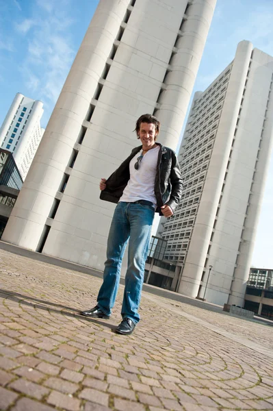 Junger lässiger Mann Porträt mit Gebäude Hintergrund — Stockfoto