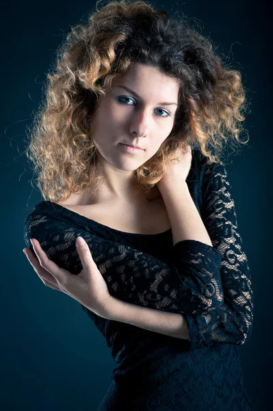 Close-up van portret van mooi krullend meisje met zwarte kant jurk — Stockfoto