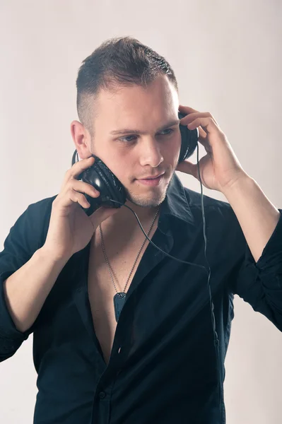 Uomo con auricolari che ascolta musica — Foto Stock