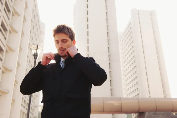 Joven retrato de hombre elegante con fondo de edificio —  Fotos de Stock