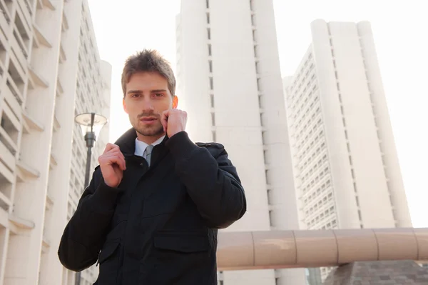 Jovem homem elegante retrato com fundo de construção — Fotografia de Stock