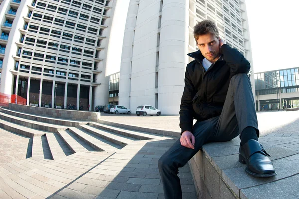 Jovem homem elegante retrato com fundo de construção — Fotografia de Stock