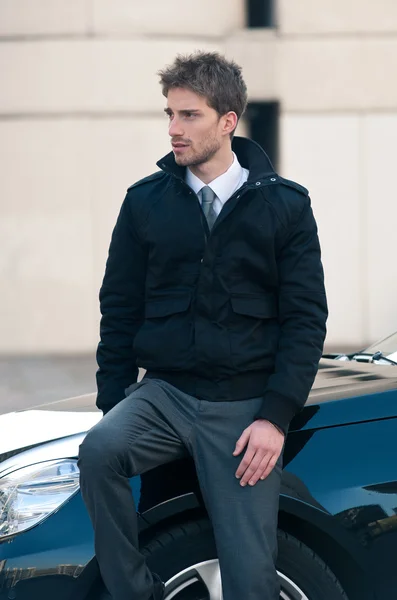 Jeune homme élégant portrait avec voiture de luxe — Photo