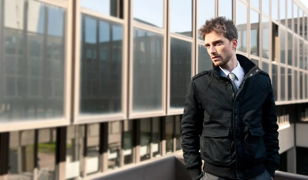 Joven retrato de hombre elegante con fondo de edificio — Foto de Stock