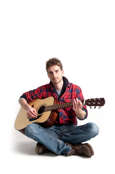 Jovem tocando guitarra contra fundo branco — Fotografia de Stock