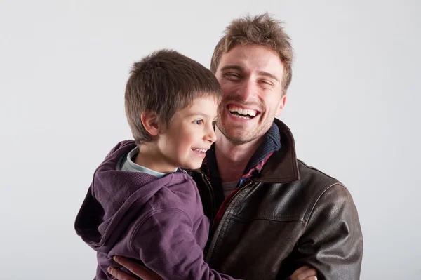 Junger Vater und Sohn spielen zusammen Porträt. Studioaufnahme — Stockfoto