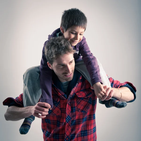 genç Baba ve oğul portre birlikte oynama. Stüdyo vurdu