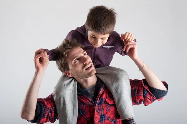 Junger Vater und Sohn spielen zusammen Porträt. Studioaufnahme — Stockfoto