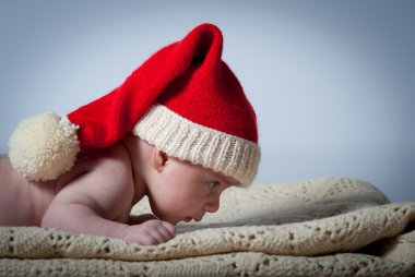 Bebek giyen Noel şapka