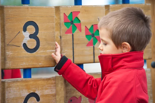 3-jähriges Kind auf einem Spielplatz im Freien — Stockfoto