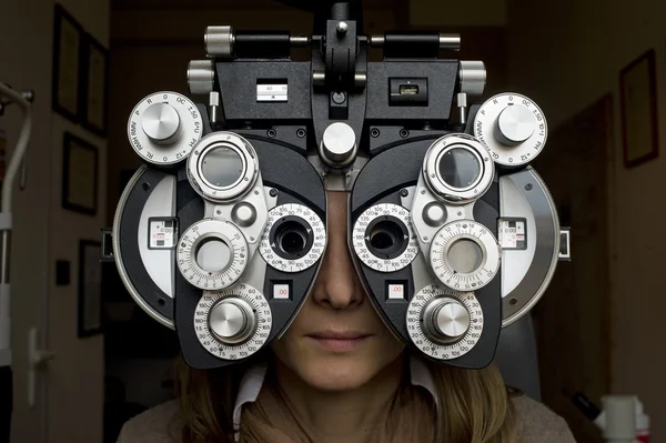 Van een optometrist dioptrie met meisje — Stockfoto