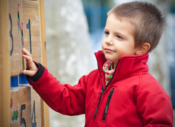 3歳の子供-屋外の遊び場 — ストック写真