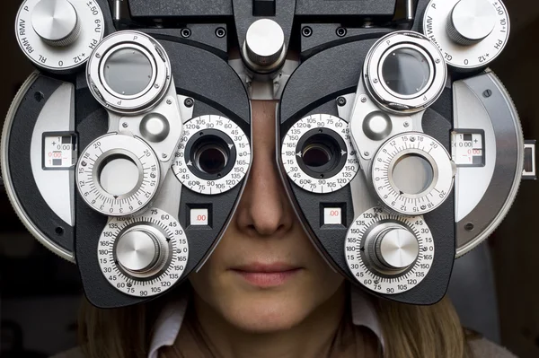 Van een optometrist dioptrie met meisje — Stockfoto