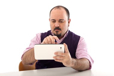 genç adam tablet şaşkın bir ifadeyle bakıyor