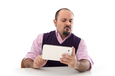 Tablet vasıl çelişki ifade ile bakan genç adam