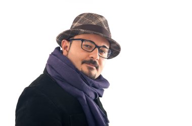 beyaz zemin üzerine şapka ile samimi adam portresi